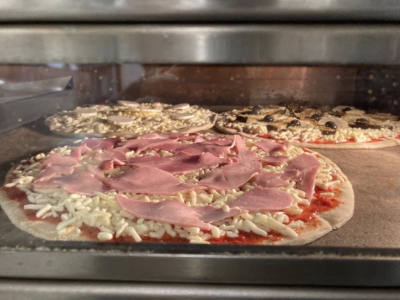 Pizza dans le four Sandjo Pizza