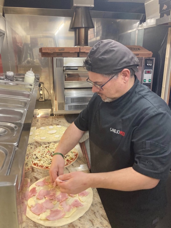 Préparation des pizzas Sandjo Pizza